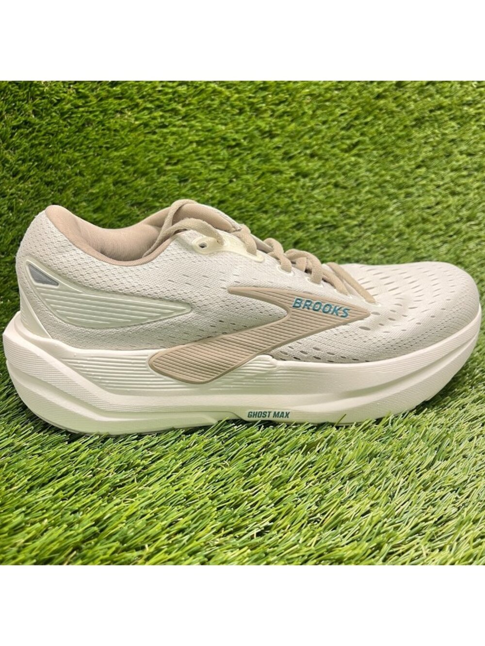 Brooks Ghost Max 3 Womens Size 9 Beige Athletic Running Walking Shoes Sneakers
